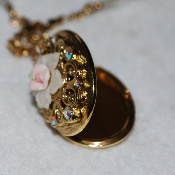 Gorgeous Floral Locket on Super Feminine Chain - Picture 7 of 8